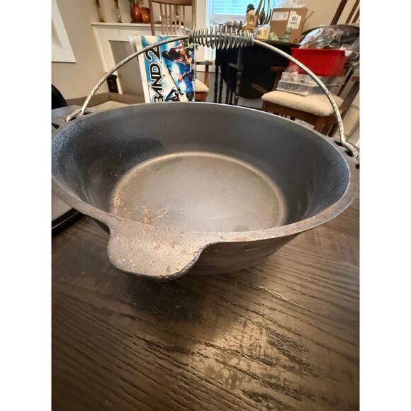 Vintage 12" Cast Iron Dutch Oven with Lid – Heavy-Duty Cookware - Picture 3 of 6